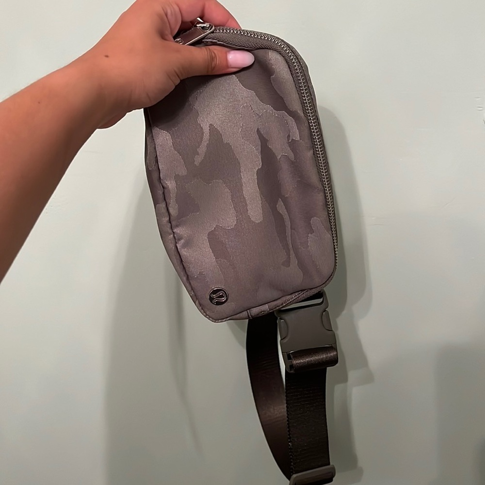 GREY Camo Lululemon Everywhere Belt Bag - Picture 2 of 7